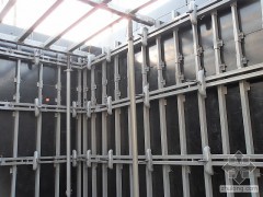 横梁竖梁用工型配件固定，横竖梁都是可以调节的，这种支撑浇筑出  来的面平整，省去二次抹灰