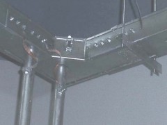 桥架引入或引出的金属电缆导管，导管与桥架间做跨接线，接地（PE）必须可靠 