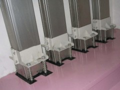 电缆桥架、封闭式母线水平穿越防火隔墙或垂直穿越楼板（包括电气竖井内）的所有孔洞作防火密闭封堵与隔离 