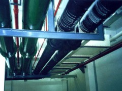 吊顶内水、电、风各专业管线综合布置，按明装要求敷设，尽量采用共用支架。各类支架均刷二道底漆、二道面漆 