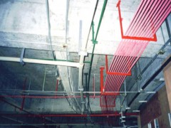 吊顶内电气管线按照明敷要求施工，排列整齐，安装牢固，接地良好。给排水管采用角钢托架，位置合理 