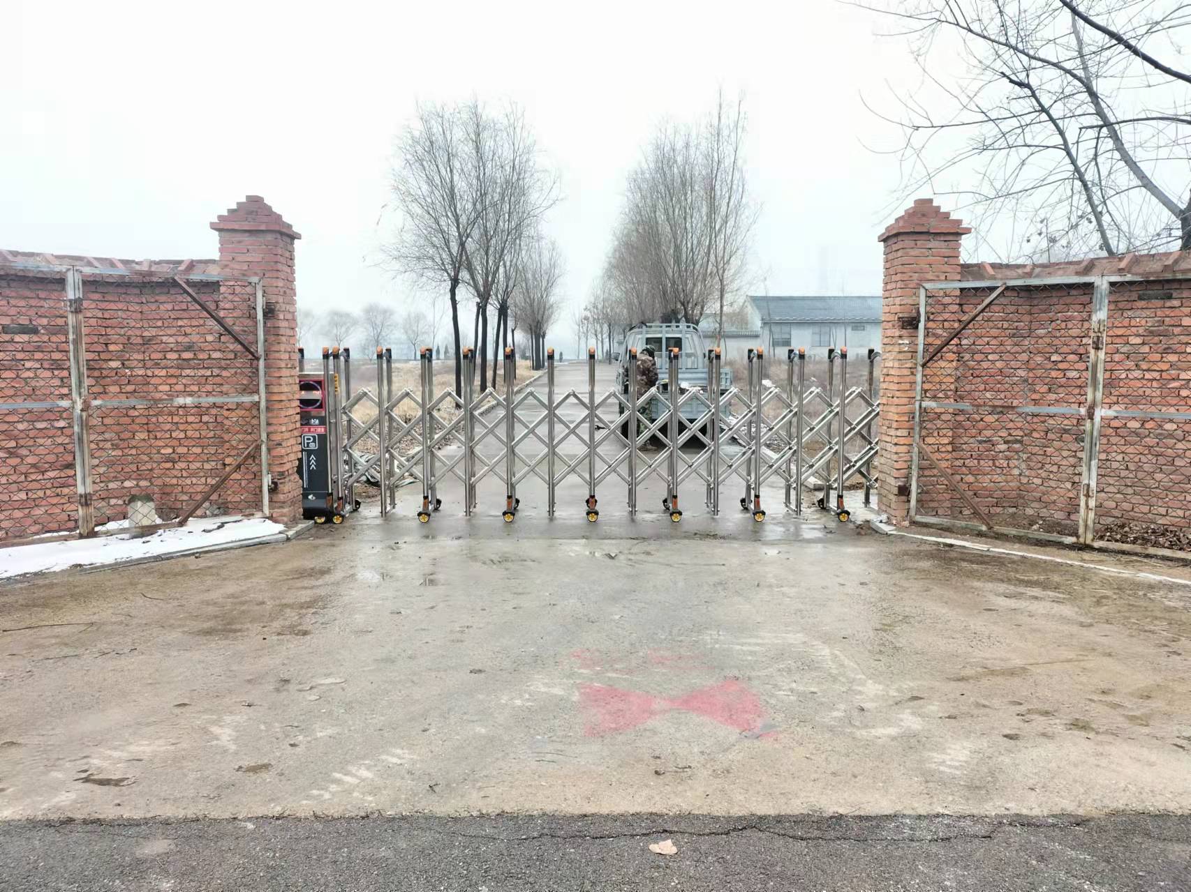 泰安迎金伸缩门三种材质滑轨分析与优势图1