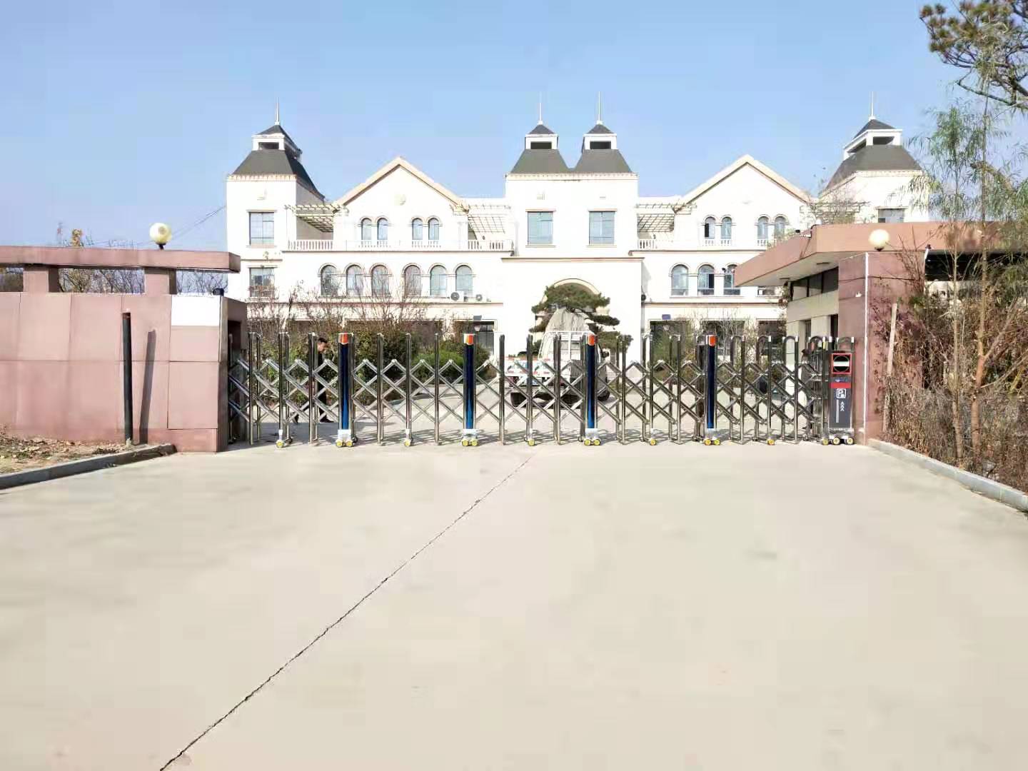 泰安迎金分段直线门教你选购时门的注意事项图2