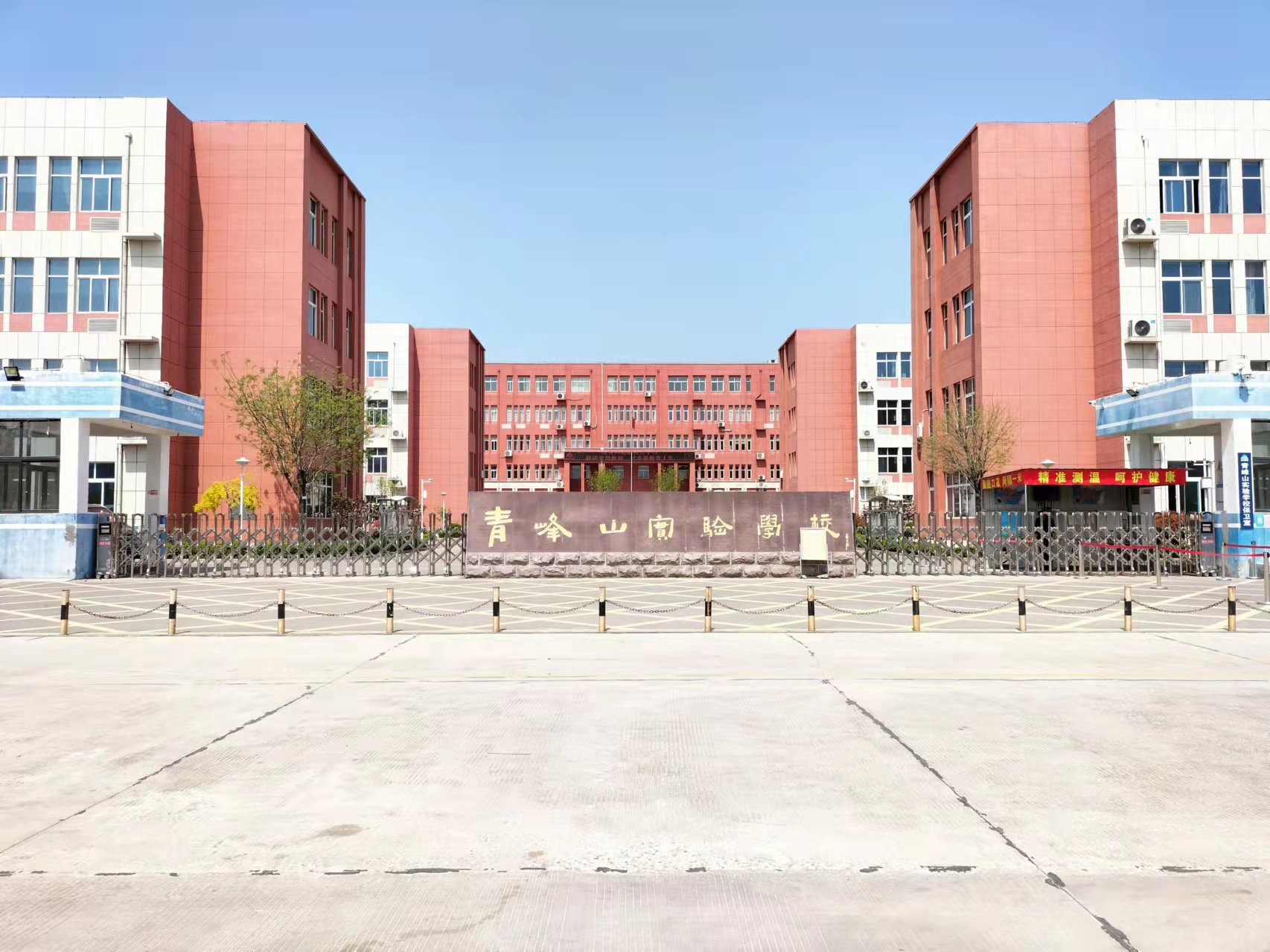 泰安迎金学校伸缩门的轨道安装要求图1